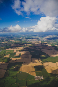 爱尔兰的空中看法与领域和草甸在干燥条件在2018夏天干旱以后