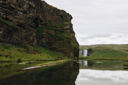 冰岛多云天空下美丽瀑布 Skogafoss 的景观观