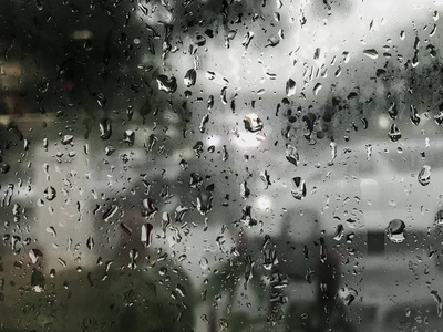 雨季雨下的玻璃窗雨滴图片