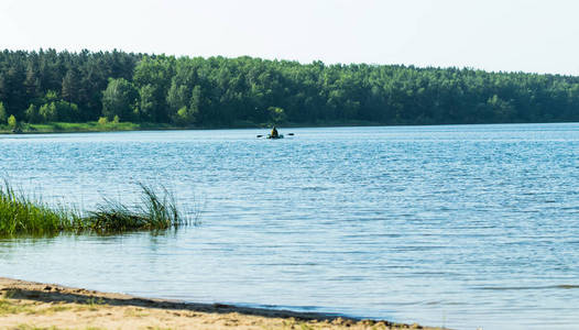 渔夫在一条橡胶小船在湖, 夏天风景