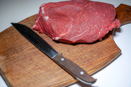 用小刀和洋葱加工的切板上的肉