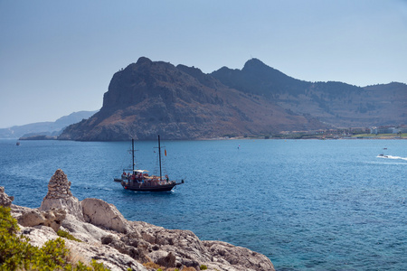 在希腊的岩石海岸 Kolymbia 海滩