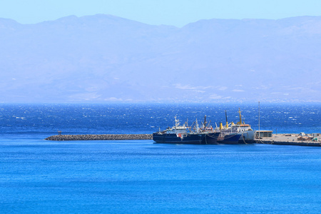 船停靠在港口的海洋