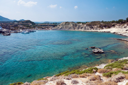 船与希腊的岩石海岸的 Kolymbia 海滩