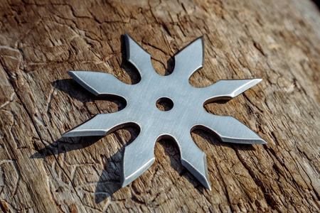 推动者飞镖 (投掷的星), 传统日本忍者冷的武器陷在木背景照片