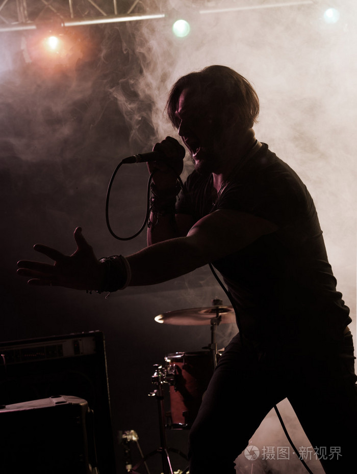 摇滚乐队舞台上进行表演.吉他手