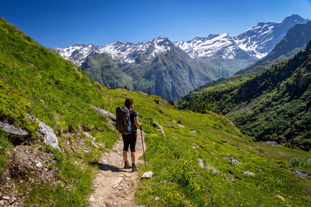 女性旅行者背包徒步登山小径和欣赏瑞士阿尔卑斯山在 Bagnes 地区, 瑞士的看法