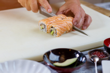 刀切寿司卷