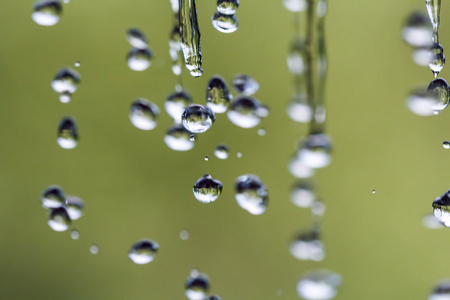 雨滴落在一根绳子上