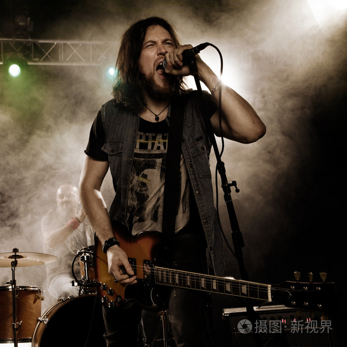 摇滚乐队舞台上进行表演.吉他手