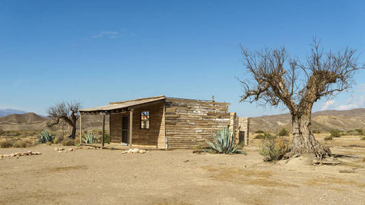 废墟 Tabernas 沙漠山脉, 在西班牙沙漠 de Tabernas。欧洲只有沙漠。西班牙安大路西亚地区的阿尔梅里亚。野生意