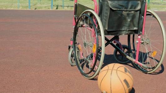 运动排球场上有篮球的轮椅类型图片