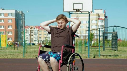 残疾人打篮球从他的轮椅上, 在露天, 努力, 当玩