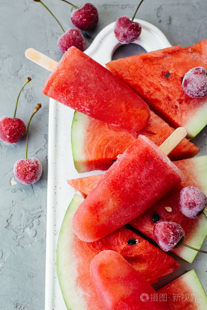 白陶板西瓜冰淇淋与灰色背景照片-正版商用图片0rvz4x-摄图新视界