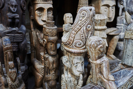 不同的木巴厘纪念品陈列在艺术和工艺旅游市场。印度尼西亚手工艺品。巴厘岛纪念品。工艺品的传统产品。著名市场上的典型纪念品