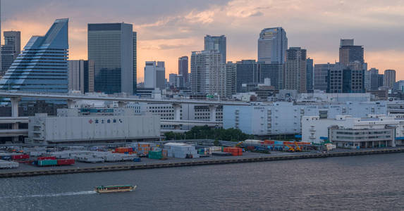 夕阳下的东京城市夜景