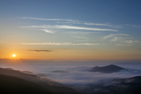 美丽的雾景观日出在喀尔巴阡山，Ukrai