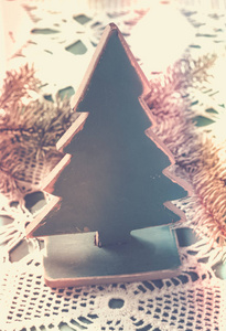 古老的木制圣诞树与云杉树枝