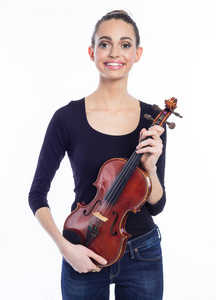 美丽的年轻女子的肖像拿着小提琴, 微笑着在相机。工作室拍摄, 白色背景