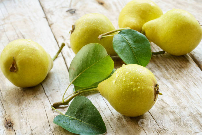 在木桌上收获成熟, 多汁的梨照片-正版商用图片0rw3bz-摄图新视界