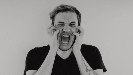 概念: 神经崩溃, 精神疾病, 头痛和偏头痛.黑白处理照片