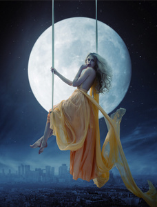 优雅的女人，在大的月亮背景