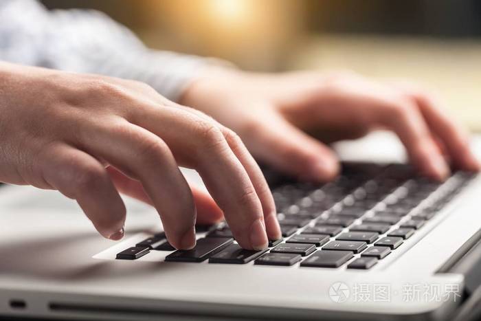 现代笔记本电脑键盘上的手打字