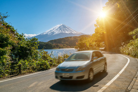 日本富士山附近开车运动模糊在湖河口湖公路道路上显示快速移动。路之旅旅行 租车和在日本旅游的概念