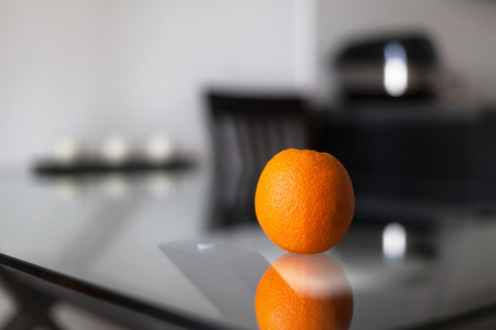 在玻璃桌上的橙色