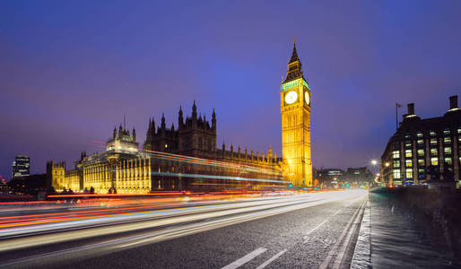 大本钟 伦敦和英国，在晚上路过的汽车的灯光与所示的最明显标志之一