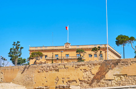 前弗农俱乐部的豪宅, 现在马耳他中央银行, 在 St. 詹姆斯堡垒中世纪墙壁之后, 面对 Girolamo Cassar 路