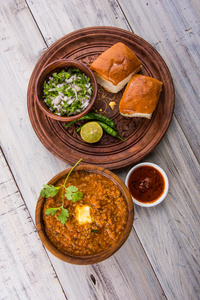 Pav Bhaji 印度辣的快餐食品，面包，洋葱和黄油，印度菜，孟买食品