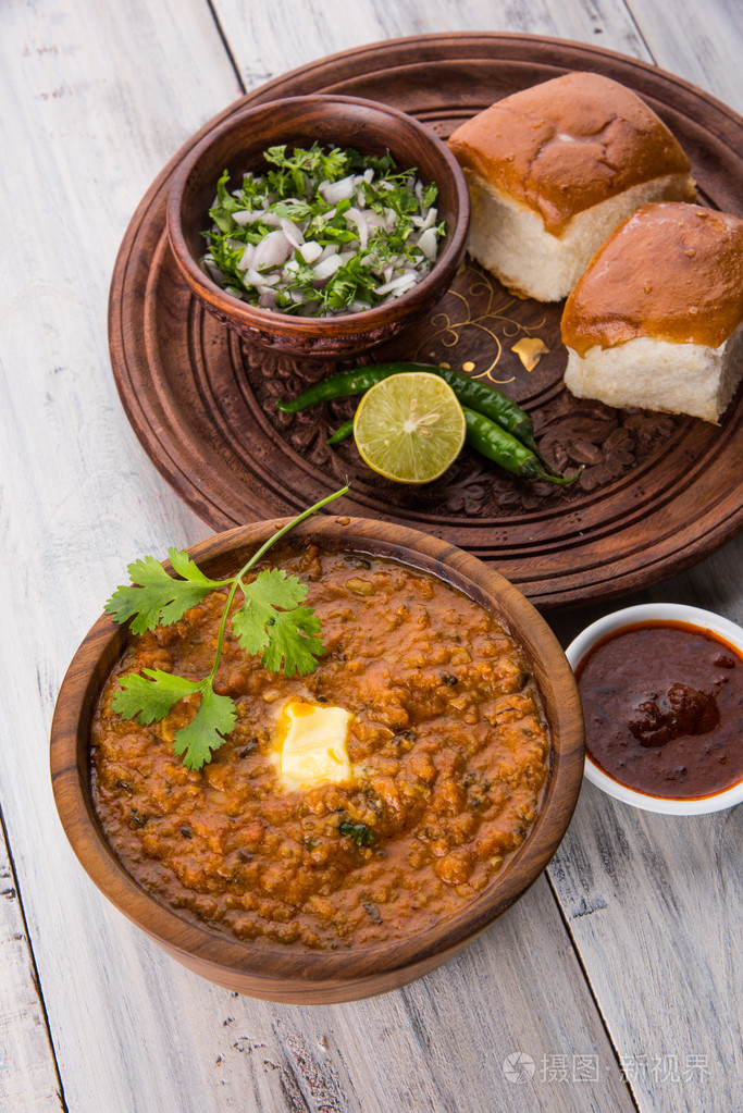 Pav Bhaji 印度辣的快餐食品，面包，洋葱和黄油，印度菜，孟买食品