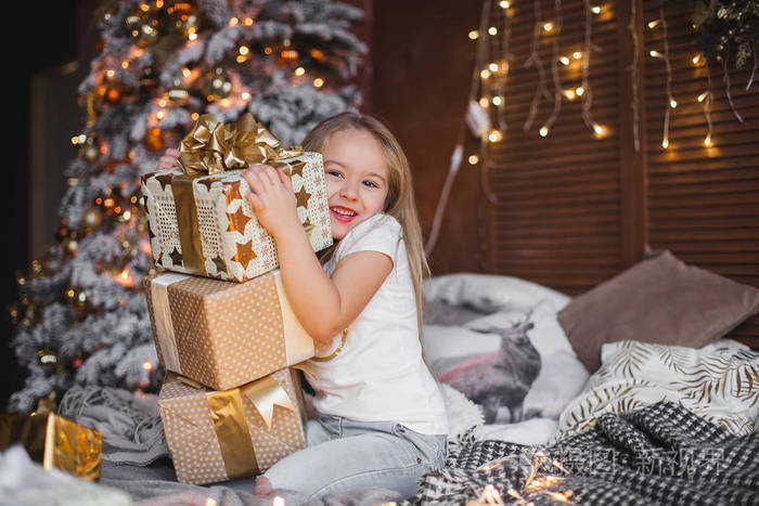 可爱的小孩子拿着圣诞礼物照片-正版商用图片0rw65k-摄图新视界