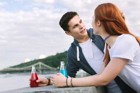 愉快的年轻人显示他的感觉浪漫日期照片