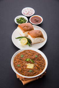 Pav Bhaji 印度辣的快餐食品，面包，洋葱和黄油，印度菜，孟买食品