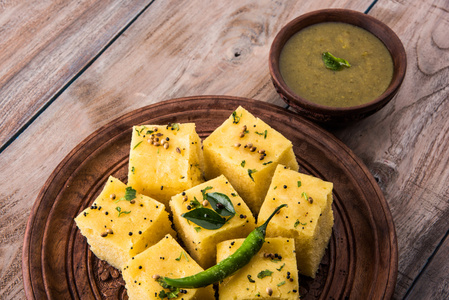 Dhokla  印度的美味小吃，小鸡豌豆面粉，选择性焦点