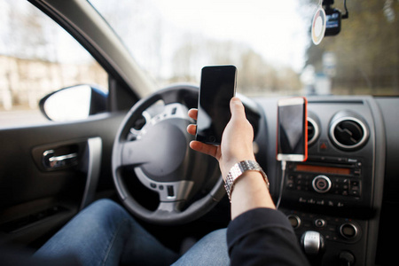 人在旅途中使用移动电话与汽车的应用