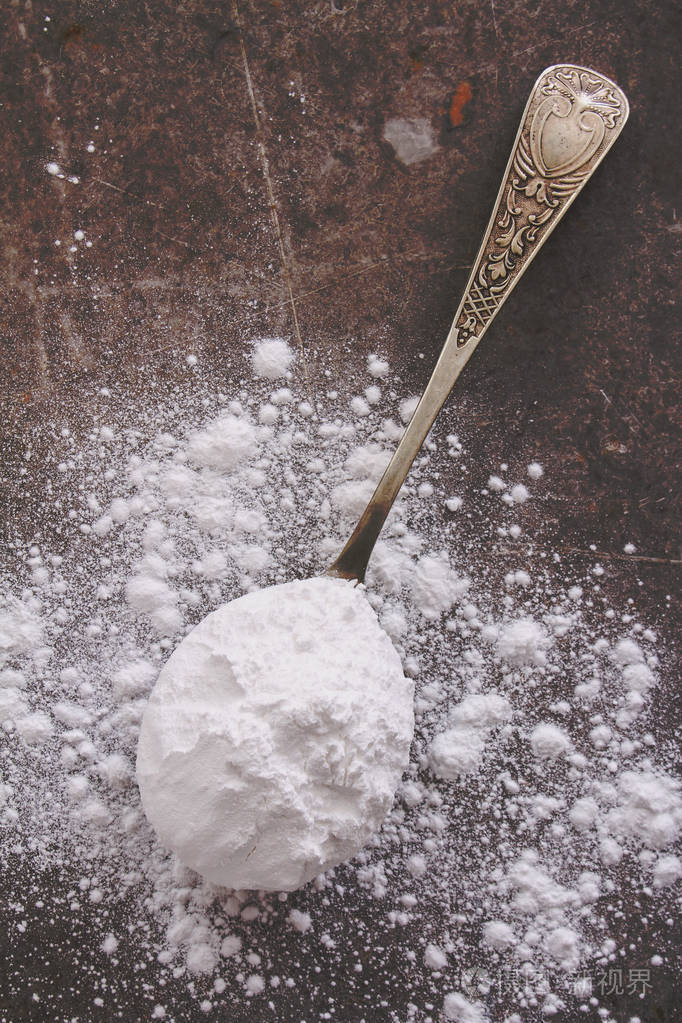 桌子上的糖粉