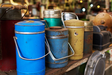 视图的陈列充满了有趣的旧东西出售.老式各式二手物品照片