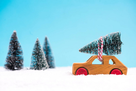 带圣诞树的木制玩具车