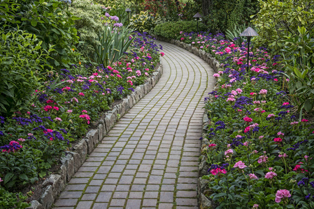 小路路汽车试验场园林观赏用的石头小路公园里的石头小路和绿色的草坪