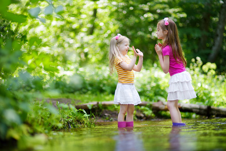 两个小姐妹图片