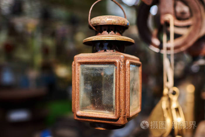 视图的陈列充满了有趣的旧东西出售.多组老式的二手物品