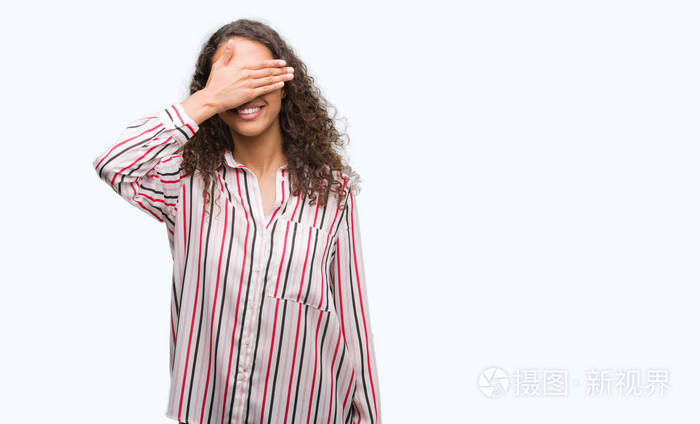 美丽的年轻西班牙裔妇女笑着笑着用手捂着眼睛惊讶.盲目的概念