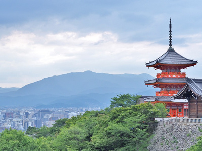 红塔与城市景观在日本京都清水寺