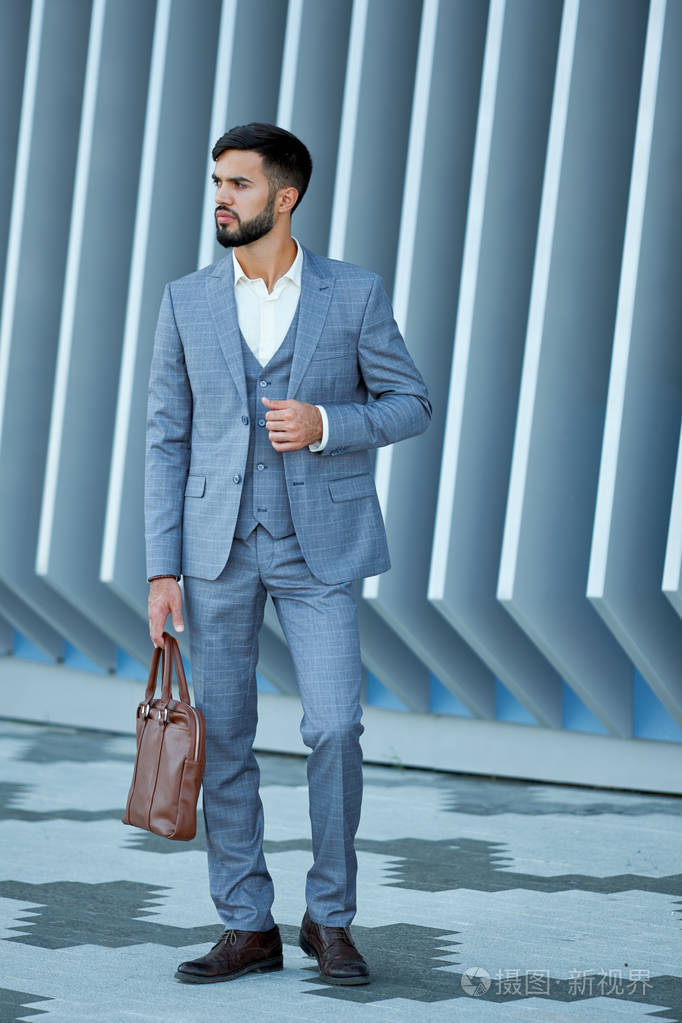 男士定制西服西装摆在户外