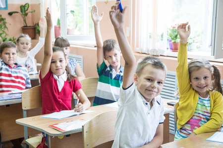 小学的孩子们在课堂上拉起了手课