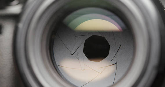 长焦镜头光圈密切联系紫外线过滤器镜头光圈叶片矢量孤立在白色背景上