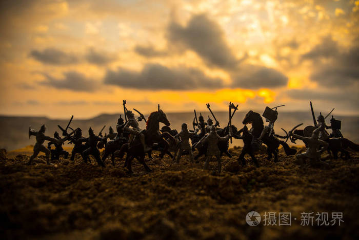 中世纪战斗场面与骑兵和步兵.人物剪影作为单独的对象, 战斗之间的勇